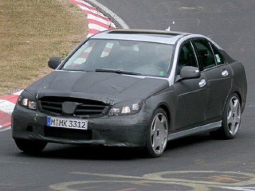 Судя по цифрам, в сравнении с новым C 63 AMG предыдущий C 55 AMG просто игрушечная машинка.