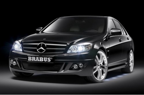 Спереди Brabus тоже оставил свою «визитку» — знаменитые сдвоенные противотуманные фары.