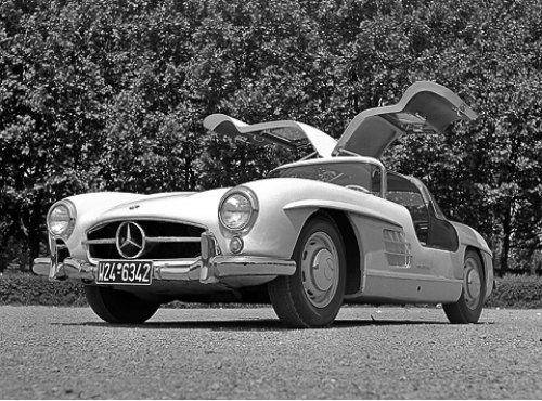 Серийная версия Mercedes-Benz 300 SL была представлена в Нью-Йорке в 1954 году. В 1955-м началось…