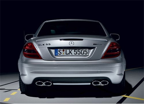 С тыла узнать обновленный SLK 55 AMG можно исключительно по чуточку измененным задним фонарям. Да и…