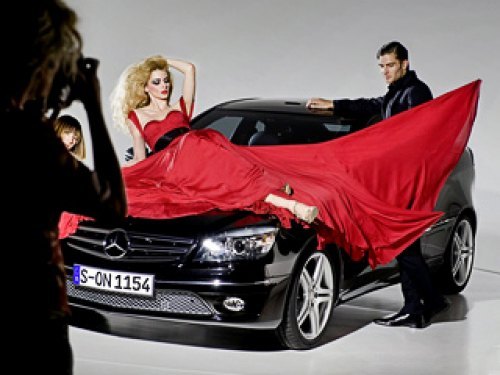 Слева фотограф, на капоте нового Mercedes CLC — прекрасная Ева, а справа, похоже, та самая, любящая…