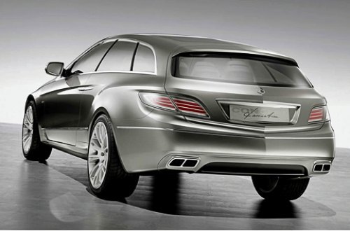 С этого ракурса Mercedes сильно напоминает наш редакционный универсал Mazda6.