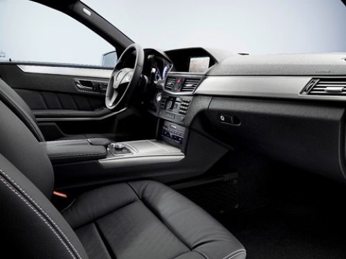 Внутри — комбинация синтетической ткани Dinamica и «кожи» Artico. Спортивный руль AMG обтянут…