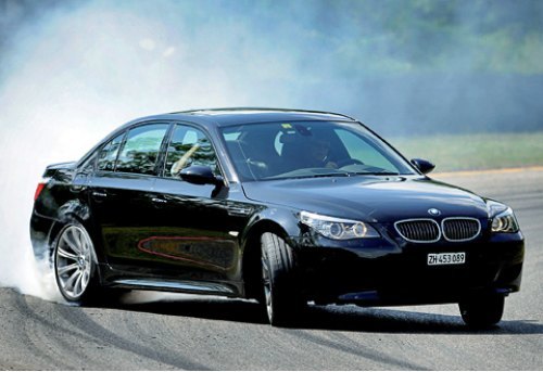 После семейства M3 с результатом 2465 проданных автомобилей идет модель BMW M5.