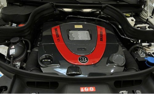 Мощь мотора V8 передается на колеса полноприводного GLK посредством семиступенчатого «автомата».