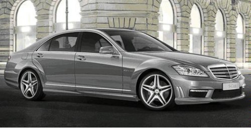 На корме отличия от предыдущих AMG и вовсе минимальны — та же огранка бампера и сдвоенные выхлопные…