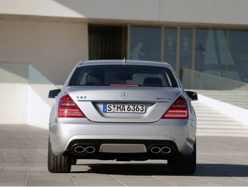 На седанах S 63 AMG диффузор теперь окрашивается в цвет кузова.