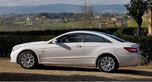 Версии E 250 CGI и E 350 комплектуются легкосплавными колесными дисками диаметром 17 дюймов.…