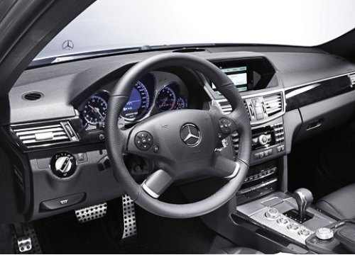 В базовой комплектации E 63 AMG оснащается тем же рулевым колесом, что и обычные седаны. Но за…