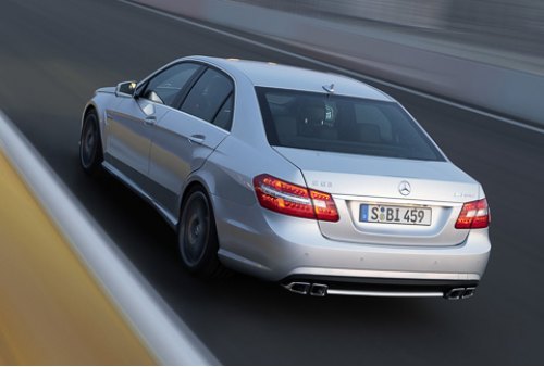 Версия E 63 AMG внешне, как всегда, сдержанна и несильно выделяется среди прочих модификаций.