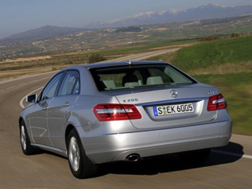 Седан Mercedes E 200 CGI, укомплектованный шестиступенчатой «механикой» и системой start/stop,…