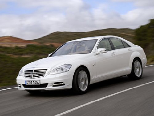 У Мерседеса уже есть гибридный автомобиль — представительский S400 Hybrid. Его электромотор…