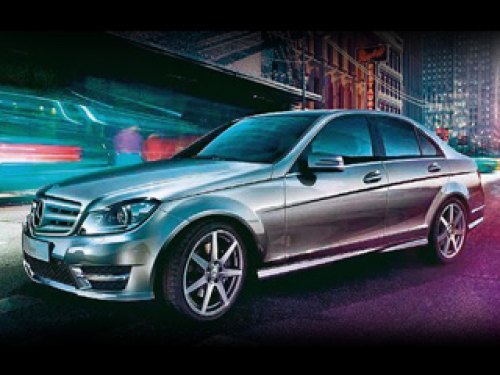 В AMG-стайлинге Mercedes-Benz C-класса выглядит подчёркнуто спортивно: большая трёхлучевая звезда…