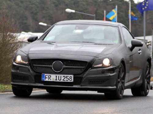 Внешность двухдверки Mercedes SLK третьего поколения в версии AMG пока тщательно укрыта от…