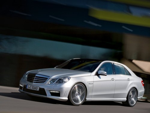 Кому мало 525 сил и 700 Н·м, придётся заказывать пакет AMG Performance Package. С ним давление…
