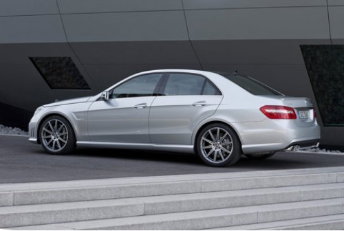 С китом AMG Performance Package сотню седан набирает за 4,3 с, а максимальная скорость…