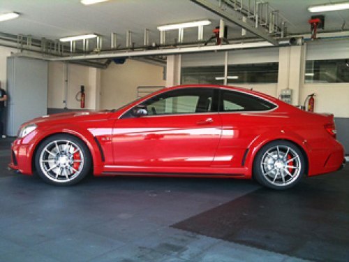 Отличить «чёрную серию» от стандартной двухдверки Mercedes C 63 AMG легко — «монстра» выдают иные…