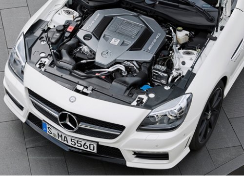 Двигатель V8 5.5, у которого степень сжатия составляет 12,6:1, развивает пик мощности на 6800…