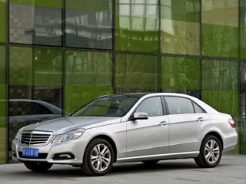 Длиннобазный седан Mercedes E-класса предлагается с двумя моторами — 204-сильным в версии E 260 CGI…