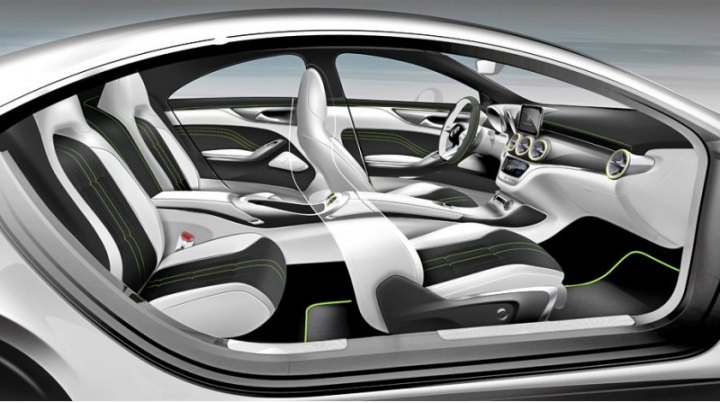 Не только платформа, но и интерьер новинки унифицирован с пятидверкой Mercedes A-Class.