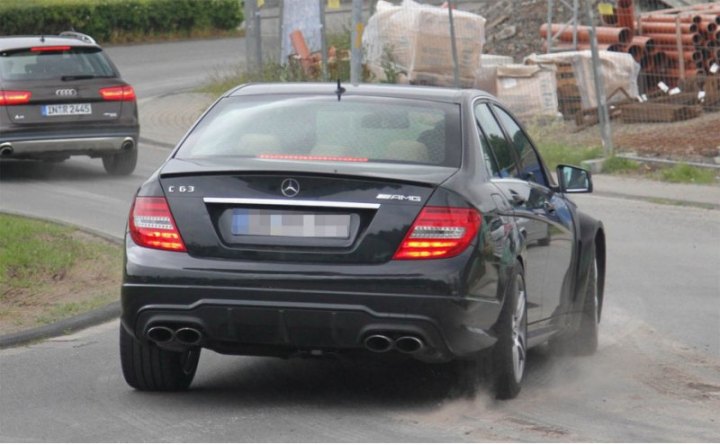 Следующий Mercedes C 63 AMG оснастят битурбомотором V8. На фотографии — прототип новой машины под…
