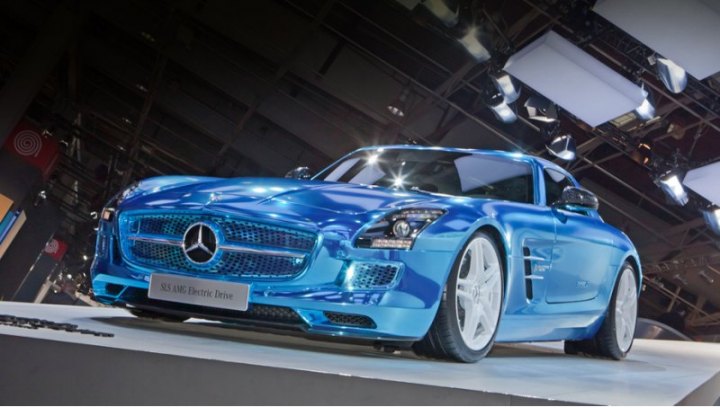 При взгляде спереди электромобиль отличается от бензинового SLS AMG бампером и окрашенной в цвет…
