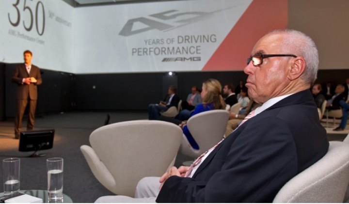 Из двух мужчин, основавших AMG, на праздничном мероприятии присутствует лишь один — Ханс-Вернер…