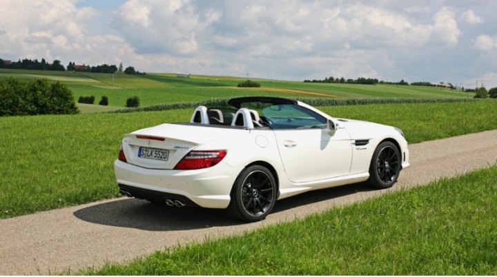 Крыша нашего родстера SLK 55 AMG не успела полностью закрыться на светофоре, так и едем, что…