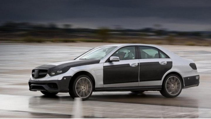 Пока снимков без камуфляжка рестайлинговой модели E 63 AMG нет. На фотографиях автомобиль укутан от…
