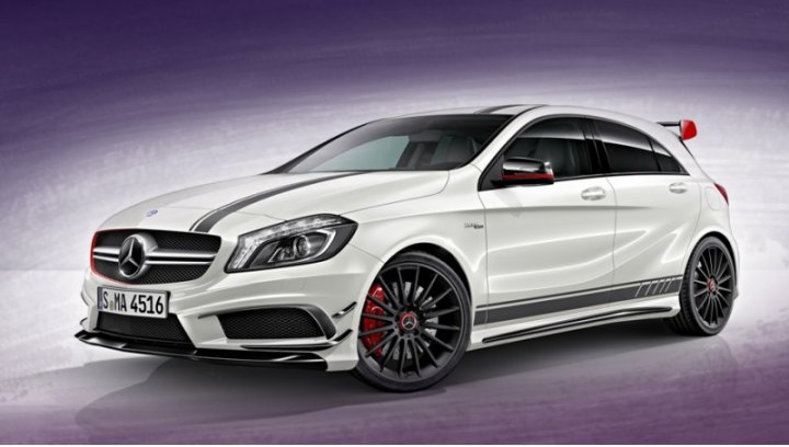 Пятидверка A 45 AMG Edition 1 окрашена в эмаль Cirrus White, по которой дизайнеры пустили матовые…