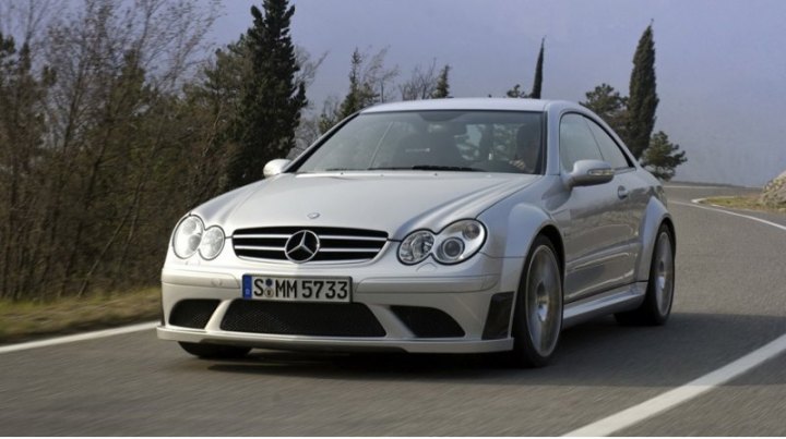 У далекого предшественника Е-купе была «заряженная» версия — CLK 63 AMG, у которой под капотом…