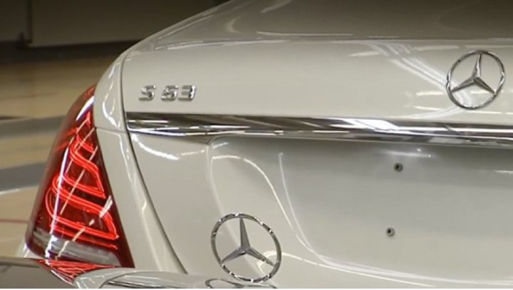 От стандартных «эс-классов» версия AMG будет отличаться бамперами, колёсными дисками, а также…