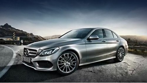 На этом снимке запечатлена четырёхдверка С-класса нового поколения с AMG-пакетом.