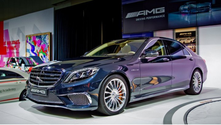 От стандартного седана S 65 AMG отличается другими бамперами, воздухозаборниками, а также…