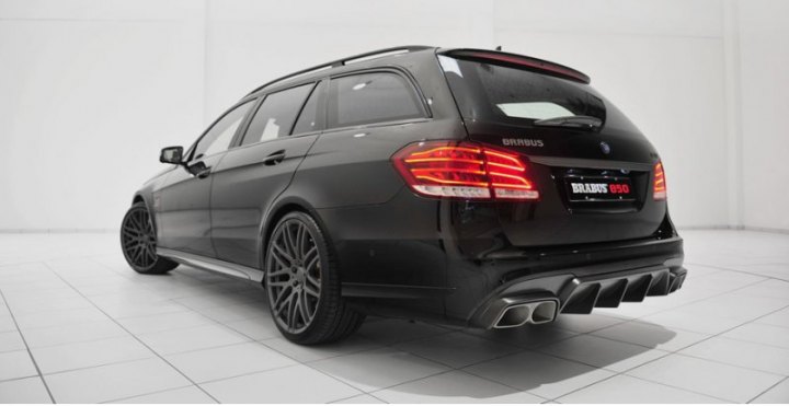 От исходной модели AMG доработанная в Brabus машина отличается углеволоконными сплиттером и…