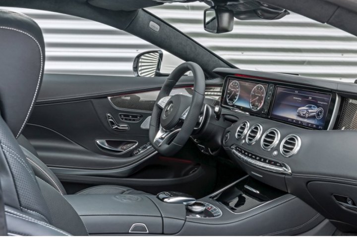 В салоне, как и у всех других моделей с шильдиком AMG, — новый трехспицевый руль и спортивные…