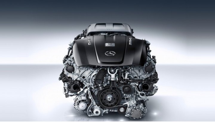 Новый мотор V8 обладает рабочим объёмом 3982 см³. Угол развала блока цилиндров — классические 90…