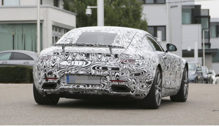 Передний бампер в тестовом AMG GT слегка изменен по сравнению с ранее виденными образцами, и,…