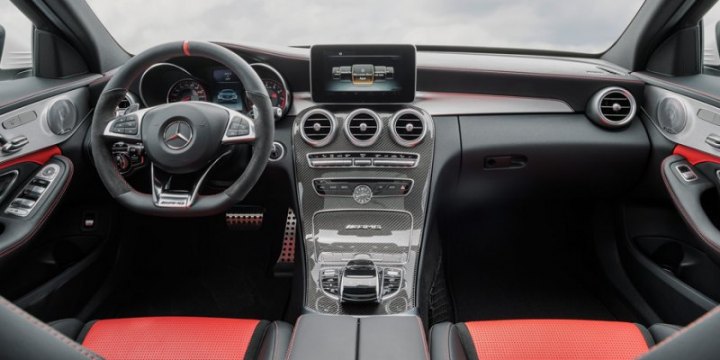 Салон новинок выделяется кожей Artico на передней панели, рулем AMG и эксклюзивным сочетанием…