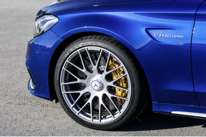 На всех C 63 стоит высокопроизводительная тормозная система. Но для C 63 S за доплату можно…