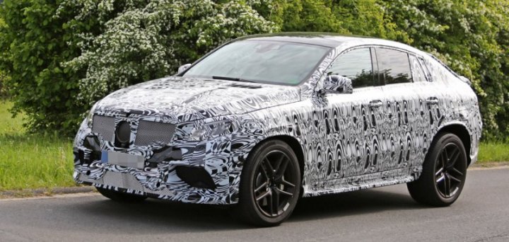 На последних снимках — кроссовер GLE Coupe 63 AMG. Так что «горячая» модификация у паркетника…
