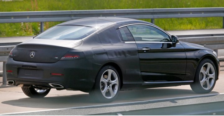 Двухдверка Mercedes-Benz C Coupe уже попадалась в кадр, в том числе с частично снятой пленкой.…