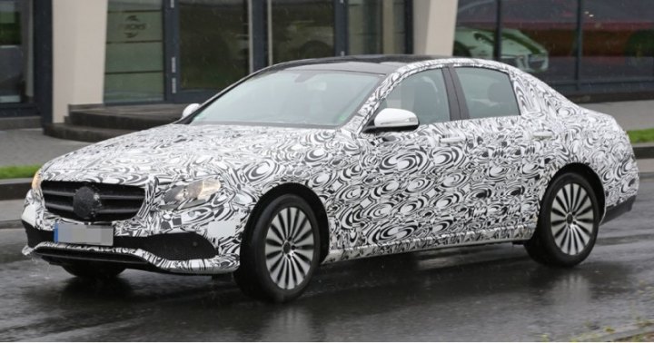 Про новый Mercedes E-класса мы знаем уже немало. Еще один штрих к портрету — обнажившийся на свежих…