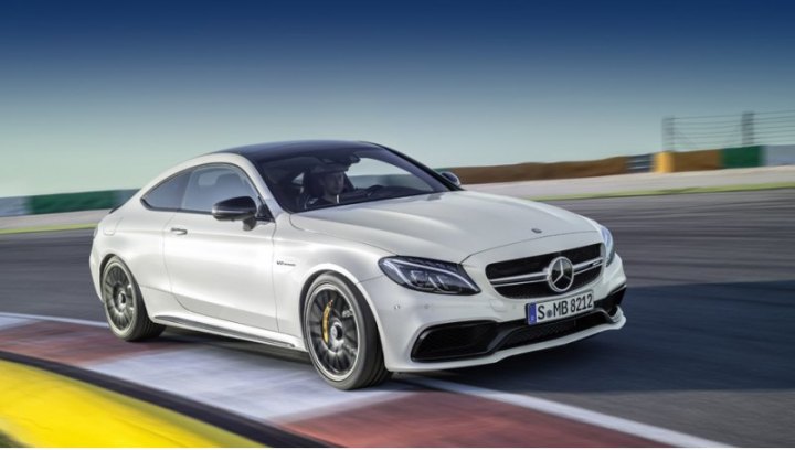 Те же решётку и бампер мы видели на C 63 с четырьмя дверьми, только тут вставка в бампере чёрная (у…