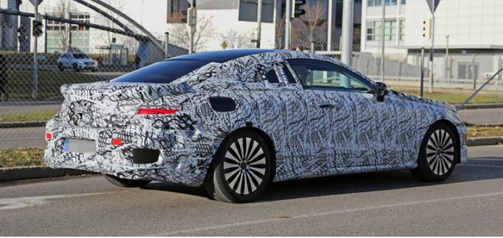 Помимо обычных версий, в гамме купе появится модификация E 63 от отделения AMG. Она получит…