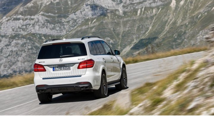 Мотор «заряженного» GLS с шильдиками AMG работает в паре с прежней коробкой 7G-Tronic.