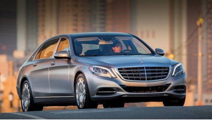 Седан Mercedes-Maybach S 600 в России стоит от 13 250 000 рублей. Версия в кузове ландо очевидно…