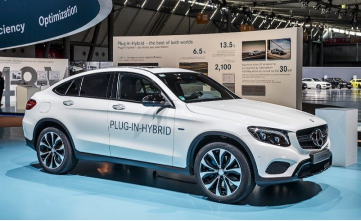 Гибрид GLC 350e (320 л.с., 560 Н·м) среди прочего отличается от собратьев наличием семиступенчатого…