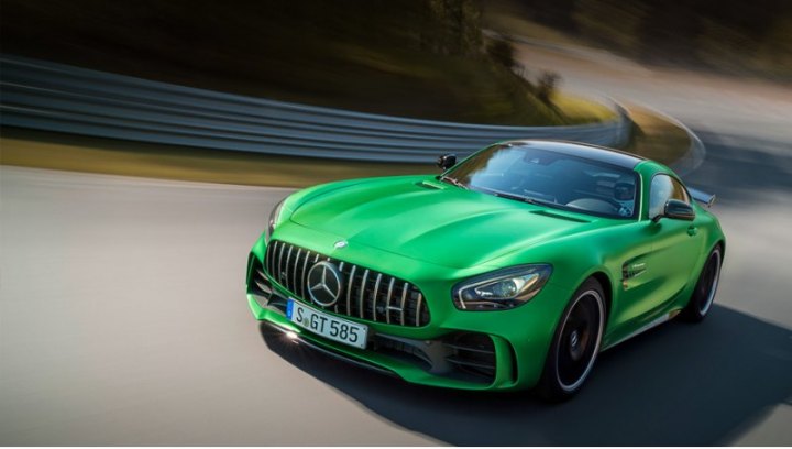 Купе окрашено в новый цвет AMG Green Hell Magno. Решётка радиатора повторяет оформление гоночного…