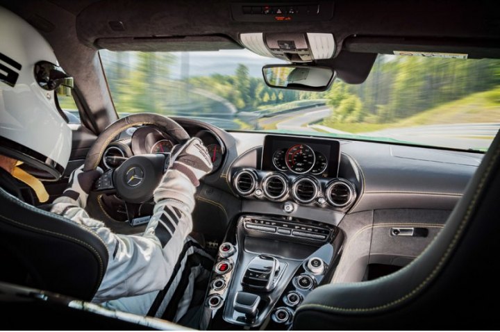 В салоне версии GT R установлены спортивные ковши AMG с ручной регулировкой (бесплатная опция —…